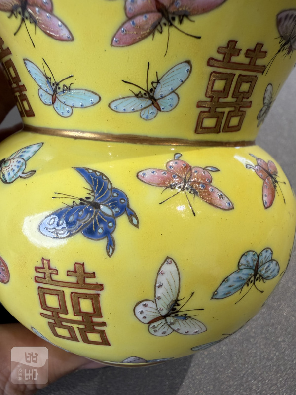 清同治 黄地粉彩百蝶纹喜字渣斗 - 图9